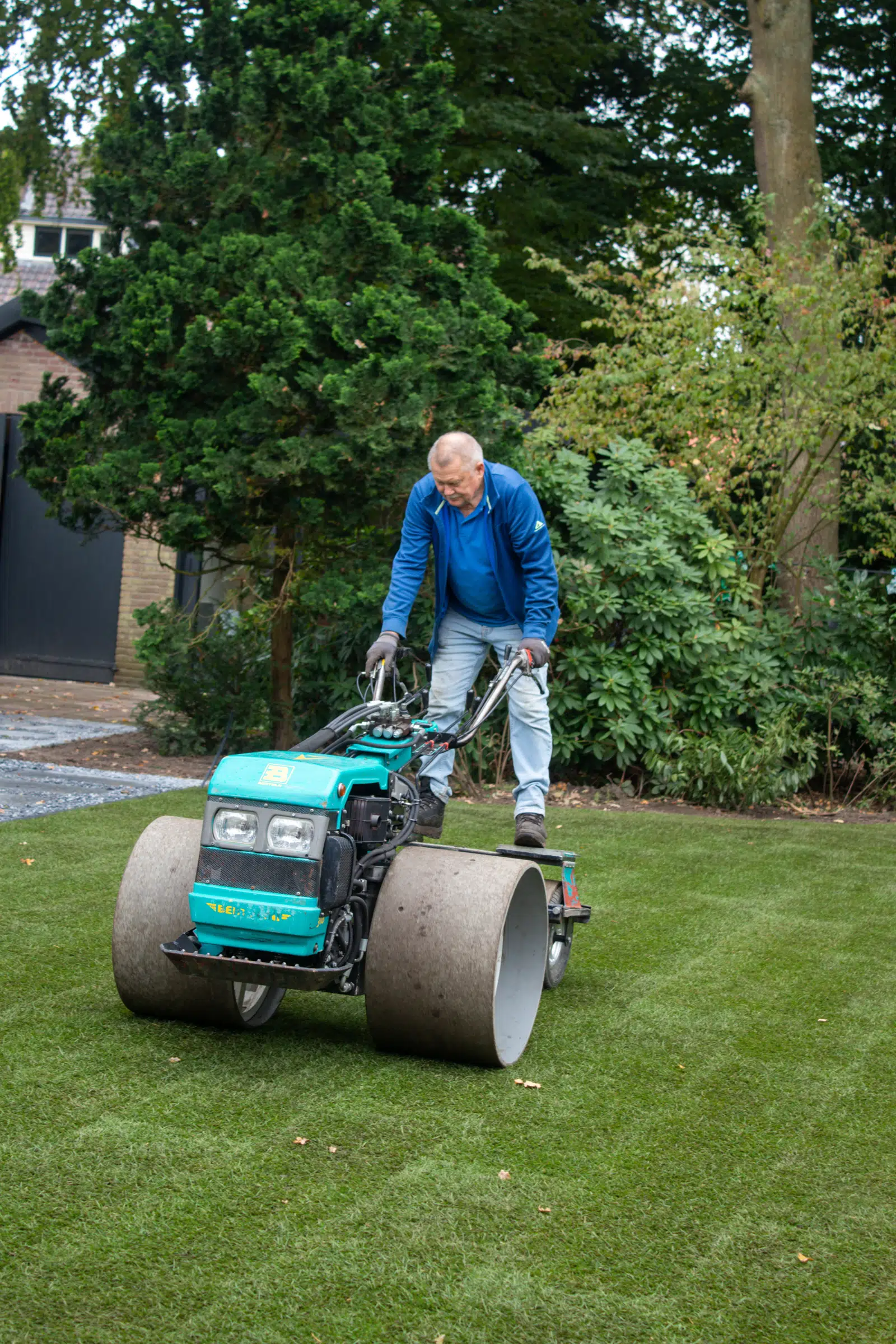 Walsen van een pas gelegd gazon met een tweewielige wals