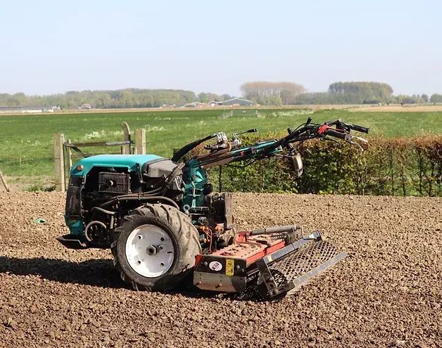 Rotoreggen van de grond met een rotorkopeg