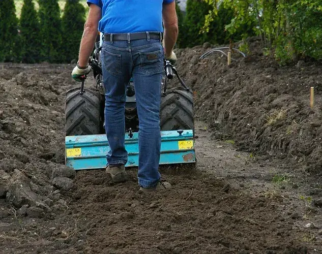 Frezen van de grond met een tuinfrees